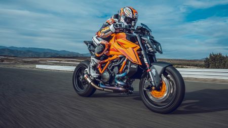 KTM startet ins Modelljahr 2026 mit der bislang umfassendsten Naked-Baureihe und liefert rohe Performance für jeden Fahrer – von leichter urbaner Agilität bis hin zur vollen Schlagkraft der Hyper-Nakeds.