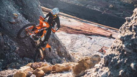 Die von Speedweek beschriebene Entwicklung markiert einen klaren Wendepunkt im internationalen Hard-Enduro-Sport. Nach Jahren struktureller Unsicherheiten, organisatorischer Brüche und schwindender Akzeptanz klassischer WM-Formate entsteht derzeit ein neues Macht- und Ordnungssystem.