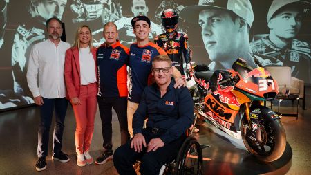 Vor begeisterten Gästen enthüllte der spanische MotoGP™-Pilot des Red Bull KTM Factory Racing Teams sein Moto2™-Weltmeisterbike aus der Saison 2023 in der Heroes-Ebene des KTM Museums.