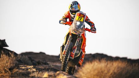 Luciano Benavides vom Red Bull KTM Factory Racing Team lieferte auf seiner KTM 450 RALLY eine herausragende Leistung ab und gewann die fünfte Etappe der Rallye Dakar 2026.