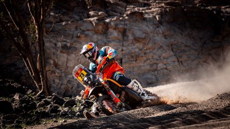 Red Bull KTM Factory Racing hat einen außergewöhnlichen Start in die Rallye Dakar 2026 hingelegt: Edgar Canet und Daniel Sanders belegten auf der ersten Etappe die Plätze eins und zwei.