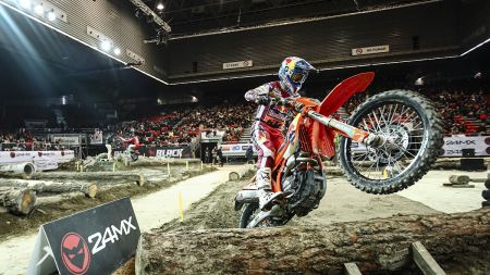 Josep Garcia vom Red Bull KTM Factory Racing Team hat bei seiner Heimrunde der FIM SuperEnduro-Weltmeisterschaft 2026 in Bilbao, Spanien, einen soliden fünften Platz in der Gesamtwertung erreicht. 