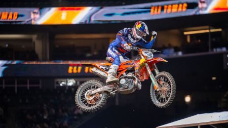 Eli Tomac und Red Bull KTM Factory Racing kehrten beim sechsten Lauf in Seattle auf die oberste Stufe des AMA-Supercross-Podiums zurück, da der zweifache 450SX-Champion unter schwierigen Bedingungen im Lumen Field seinen dritten Sieg in der Saison 2026 einfuhr.