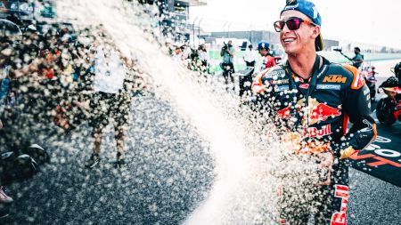 Pedro Acosta und Red Bull KTM Factory Racing gewannen den ersten Sprint der MotoGP-Saison 2026 nach einem spannenden 13-Runden-Rennen in Thailand.