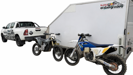 Die Frage, ob beim Red Bull Erzbergrodeo ein Enduro-Strombike mit einem klassischen Enduro-Verbrenner vergleichbar ist, lässt sich mittlerweile sachlich und auch plausibel beantworten. Wer fragt was besser ist, der hat den Artikel hier nicht gelesen!