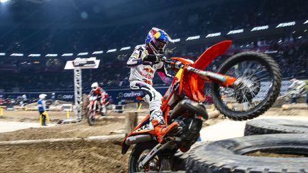 Manuel Lettenbichler vom Red Bull KTM Factory Racing Team kehrte beim fünften Lauf der FIM SuperEnduro-Weltmeisterschaft 2026 in Serbien zurück und zeigte eine konstante Leistung, die ihm den sechsten Platz in der Prestige-Klasse einbrachte.