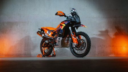 Mit einer weltweit limitierten Stückzahl setzt die KTM 890 ADVENTURE R RALLY 2026 ein klares Statement in Sachen rallye-erprobter Ingenieurskunst von KTM. 