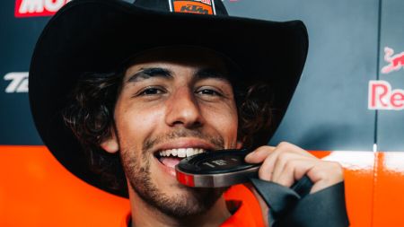 Enea Bastianini fährt ein hervorragendes Rennen und überquert die Ziellinie als Vierter, wird aber auf den dritten Platz vorgerückt, nachdem Pedro Acosta von Red Bull KTM Factory Racing eine Strafe wegen zu hohen Reifendrucks erhalten hat.