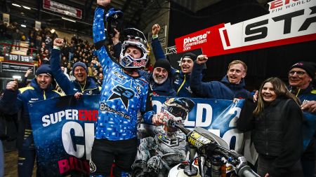 Der Star von Husqvarna Factory Racing sichert sich den Indoor-Titel bereits eine Runde vor Saisonende.