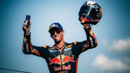 Red Bull KTM startete mit einem brillanten zweiten Platz von Pedro Acosta in die zehnte Saison der MotoGP Grand Prix-Rennen trotz der hohen Temperaturen in Thailand. 