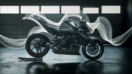Fokus auf die Bestzeit: Die KTM 1390 SUPER DUKE RR TRACK ist ein kompromissloses, ausschließlich für die Rennstrecke entwickeltes Bike, bei der maximale Rundenzeiten oberste Priorität haben. Sie ist offiziell das stärkste Serienmodell, das KTM je gebaut hat – weltweit limitiert auf 100 Stück.