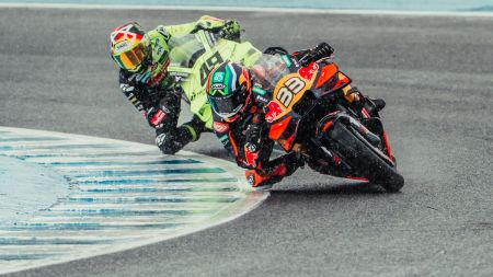 Brad Binder hat heute auf dem verregneten Circuit de Jerez einen hektischen und spannenden Sprint-Grand-Prix von Spanien von Start bis Ziel gemeistert. Der Südafrikaner brachte seine Red Bull KTM Factory Racing RC16 beim vierten Saisonlauf auf den vierten Platz.