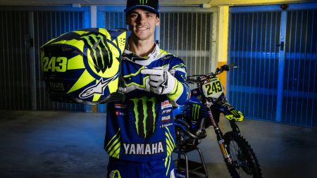 Tim Gajser vom Monster Energy Yamaha Factory MXGP-Team würdigt an diesem Wochenende eine der erfolgreichsten Ikonen der Yamaha-Rennsportgeschichte, indem er beim MXGP von Trentino eine spezielle Valentino-Rossi-Tribut-Lackierung präsentiert.