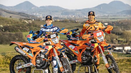 Red Bull KTM Factory Racing geht mit einem außergewöhnlich starken Fahrergespann in die FIM EnduroGP-Weltmeisterschaft 2026: Titelverteidiger Josep Garcia und Andrea Verona treten gemeinsam für das Team an, das erneut auf Erfolgskurs in der höchsten Enduro-Kategorie ist. 
