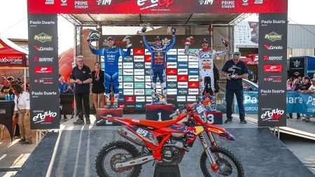 Josep Garcia und Andrea Verona vom Red Bull KTM Factory Racing Team sind hervorragend in die FIM EnduroGP-Weltmeisterschaft 2026 gestartet und haben beim Auftaktrennen in Custonaci auf Sizilien mehrere Siege und Podiumsplätze eingefahren. 