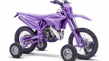 Wenn Innovation auf gesunden Wahnsinn trifft, entsteht etwas, das die Offroad-Welt so noch nicht gesehen hat: unsere neue Enduro mit integrierter Luftpolster-Verkleidung und optionalem „Anti-Umfall-Stützradpaket“.