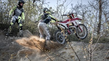 Bei traumhaft schönem Wetter fand in Wimpassing das Xride Weekend im Steinbruch statt - und bot alle Varianten, die das Enduro Herz höher schlagen lassen.