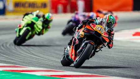 Nach zwei roten Flaggen und einem auf die halbe Distanz verkürzten Rennen war Brad Binder vom Red Bull KTM Factory Racing Team mit Platz 7 der bestplatzierte Fahrer.
