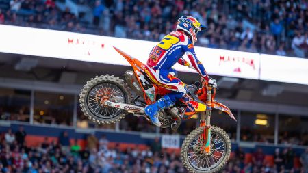 Eli Tomac vom Red Bull KTM Factory Racing Team kehrte am Samstagabend beim 16. Lauf der AMA Supercross-Meisterschaft 2026 in Denver mit einem dritten Platz erfolgreich auf das 450SX-Podium zurück, sein Teamkollege Jorge Prado erzielte nach dem Sieg in seinem Vorlauf ein solides sechstes Ergebnis.