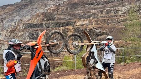 Kein Vergleich, sondern die direkte Gegenüberstellung zweier der modernsten Strombikes am internationalen Markt, wo die Unterschiede gerade für den Einsatz rund um das kommende Red Bull Erzbergrodeo kaum größer sein könnten. 