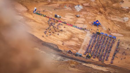 Der Zeitplan für das Red Bull Erzbergrodeo verspricht auch heuer wieder pure Spannung von Donnerstag bis Sonntag. Schon ab den ersten Tag wird klar, warum der Erzberg als härtester Spielplatz des Offroadsports gilt.