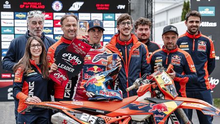 Josep Garcia und Andrea Verona vom Red Bull KTM Factory Racing Team lieferten beim dritten Lauf der FIM EnduroGP-Weltmeisterschaft 2026 in Finnland ein perfektes Wochenende ab: Sie belegten an beiden Renntagen die ersten beiden Plätze in der EnduroGP-Klasse und sicherten sich zudem jeweils einen Doppelsieg in ihrer Klasse.