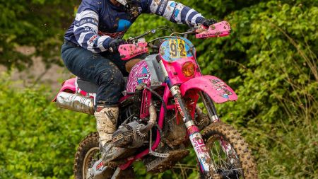 Seit 2006 begleitet Manuel Schad seine SWT BMW durchs Gelände – und auch heuer steht das „Pinke Monster“ wieder am Start beim Red Bull Erzbergrodeo.