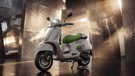 Mit der Vespa Edizione Ottantesimo präsentiert die italienische Kultrollermarke ein exklusives Sammlermodell zum 80-jährigen Jubiläum. 