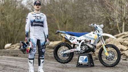 Billy Bolt vom Husqvarna Factory Racing Team wird beim Red Bull Erzbergrodeo 2026 nicht an den Start gehen, da er sich weiterhin von einer Handverletzung erholt, die er sich vor dem zweiten Lauf der FIM Hard-Enduro-Weltmeisterschaft, dem Extreme XL Lagares, zugezogen hat.
