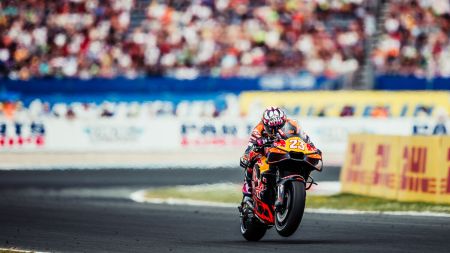 Ein doppeltes Punkteergebnis für Red Bull KTM beim MotoGP-Sprint auf dem glühend heißen TT Circuit Assen beim zehnten Lauf der Saison 2026. 