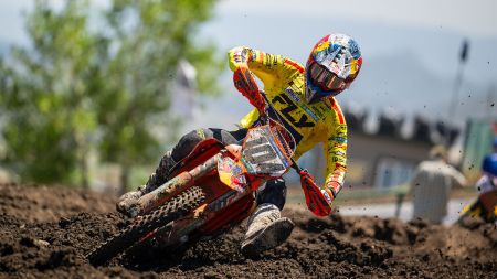 Die dritte Runde der AMA Pro Motocross-Meisterschaft 2026 verlief für Red Bull KTM Factory Racing äußerst erfolgreich: Lucas Coenen sicherte sich bei seinem Debüt in der 450MX den zweiten Gesamtrang.