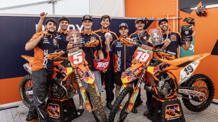 Red Bull KTM startete mit voller Kraft in das MXGP-Wochenende. Beim Grand Prix von Deutschland feierte Lucas Coenen seinen dritten Saisonsieg, und das Team erzielte dank Andrea Adamos erstem Podiumsplatz auf der KTM 450 SX-F den ersten Doppelsieg des Jahres 2026.