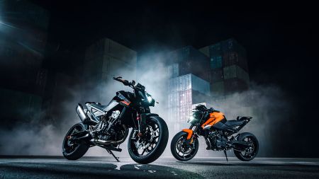 Die KTM 790 DUKE 2027 läutet die eindrucksvolle Rückkehr des „SCALPEL“ ein und präsentiert sich als die bislang umfassendste Weiterentwicklung dieses Modells. 
