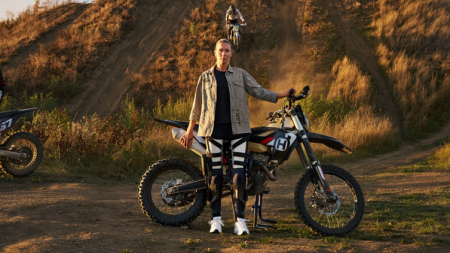 Peggy Blanke (38) aus Magdeburg ist leidenschaftliche Motorradfahrerin und liebt den Geländesport Enduro. 2022 verunglückt sie bei einem Ausflug in Tschechien schwer und erleidet eine inkomplette Querschnittlähmung. 