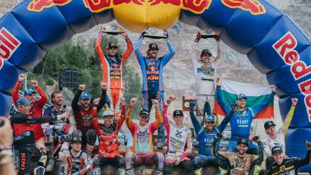 Manuel Lettenbichler (DE, KTM) gewinnt die 30ste Ausgabe des weltweit härtesten Extreme Enduro Rennens – und feiert den fünften Triumph in Folge! Trystan Hart (CAN, KTM) wird Zweiter, gefolgt von Mario Roman (ESP, Husqvarna). 