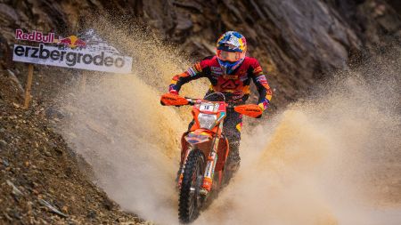 Am zweiten Red Bull Erzbergrodeo-Veranstaltungstag ging mit über 1.100 Teilnehmern das größte und bunteste Starterfeld des Motorrad-Offroadsports in den High-Speed Kampf gegen den "Berg aus Eisen".