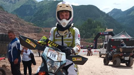 Fabian Bachler ist ein junges Nachwuchstalent im Endurosport und weiß ganz genau wie man Gas gibt - perfekt für den Remus Rocket Ride.