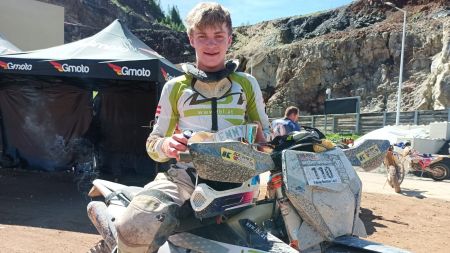 Fabian Bachler hat sich am heutigen Tag 2 des Iron Road Prolog um einige Sekunden verbessert und sich somit voraussichtlich für die 2. Startreihe am Sonntag qualifiziert - im technischen Hard Enduro kann er seine wahre Stärke zeigen.