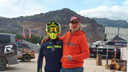 Für das Red Bull Erzbergrodeo kommt der Firmeninhaber Johannes Reiberger von XAJO persönlich vorbei - sein Mitarbeiter hat bereits auf ihn gewartet.