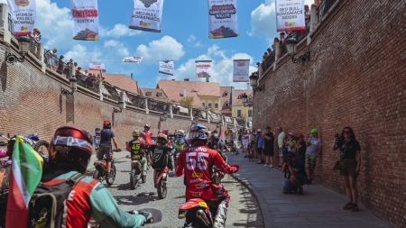 Enduroworldranking: die 23. Ausgabe der Red Bull Romaniacs Hard Enduro Rallye unter dem Motto „UNSTOPPABLE“ findet vom 28. Juli bis 1. August 2026 in Sibiu (Rumänien) statt. Wir haben die LIVE Streams für euch!