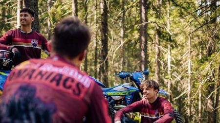 Mit der UNSTOPPABLE Collection 2026 setzt Red Bull Romaniacs ein klares Zeichen: Die neue Textilkollektion greift den Charakter eines Rennens auf, das mit dem Red Bull Erzbergrodeo das absolute Highlight des Hard Enduro World Rankings ist.