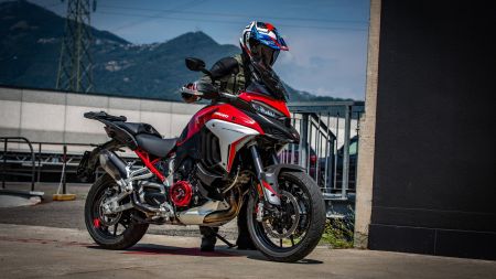 Das neue Sortiment des italienischen Unternehmens vereint einige der kultigsten Komponenten für den Crossover aus Borgo Panigale in vorkonfigurierten Ausstattungssätzen und bietet umfassende Lösungen für Individualisierung, Ergonomie und Schutz.