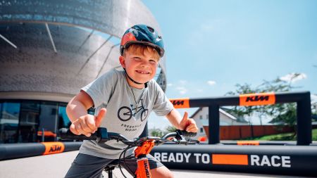 Passend zum Beginn der Sommerferien bietet die KTM Motohall in Mattighofen ein breites Angebot an spannenden Aktivitäten für kleine und große Motorradfahrer.