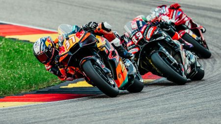 Red Bull KTM beendete heute die erste Hälfte der MotoGP-Weltmeisterschaft 2026 mit einem Platz unter den ersten Vier auf dem gut besuchten, heißen und windigen Sachsenring.