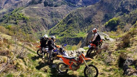 RIDE KTM ist für viele Motorradfans der erste Schritt in die Welt von KTM – und für viele andere der Start zu immer neuen Abenteuern. 