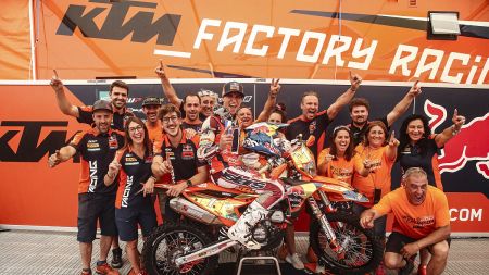 Josep Garcia vom Red Bull KTM Factory Racing Team wurde zum FIM EnduroGP-Weltmeister 2026 gekrönt, nachdem er am zweiten Tag des GP von Frankreich in Saint-Agrève einen spektakulären Sieg errungen hatte. 