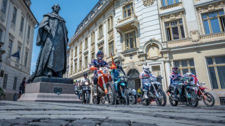 Gestern herrschte eine besondere Atmosphäre in Sibiu: Mit der Eröffnungszeremonie fiel der Startschuss für die “Unstoppable” Edition der Red Bull Romaniacs.