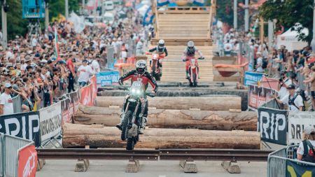 Seit etwas mehr als zwei Jahrzehnten hat das Red Bull Romaniacs-Team nicht nur die härteste Hard-Enduro-Rallye der Welt organisiert – es hat auch neu definiert, was Fahrer und ihre Motorräder im Gelände leisten können.