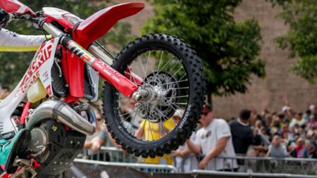 Damit du bestens vorbereitet im rumänischen Dickicht stehst, hat auner die besten Tipps von echten Hard-Enduro-Insidern für optimale Bereifung, Bike-Schutz, deine Gear und das beste Paddock-Equipment zusammengestellt.