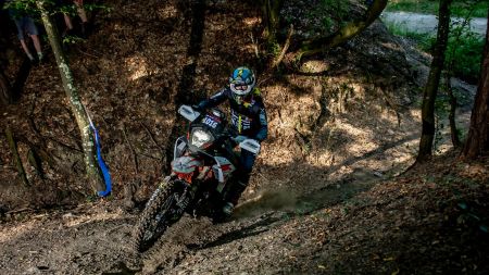 Dieter Rudolf hat bei der Red Bull Romaniacs 2026 eindrucksvoll bewiesen, dass Hard Enduro nicht zwangsläufig auf einem leichten Einzylinder beginnen und enden muss. Der Niederösterreicher stellte sich der härtesten Herausforderung der Adventure-Klasse mit einer KTM 890 Adventure R.
